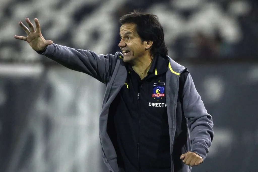 Hugo González en el banco de Colo Colo durante el 2016. (Foto: Photosport)