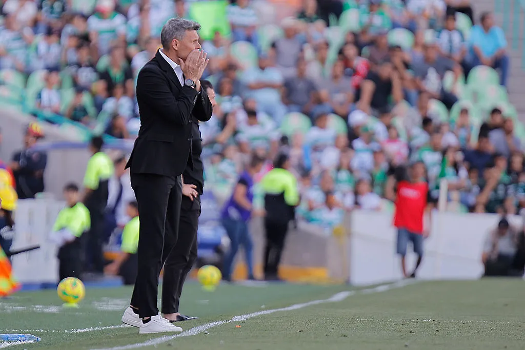 Fernando Ortiz toma la delantera para ser DT de Colo Colo. Imagen: Manuel Guadarrama/Getty Images