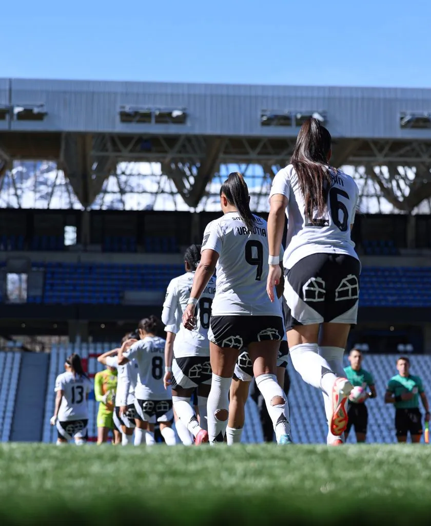 Jugadoras de Colo Colo femenino saliendo a la cancha del Claro Arena. (Foto: @ColoColoFem)