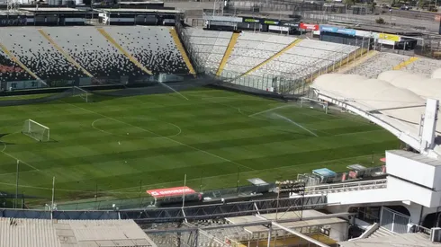 Colo Colo cuida la cancha del Estadio Monumental.
