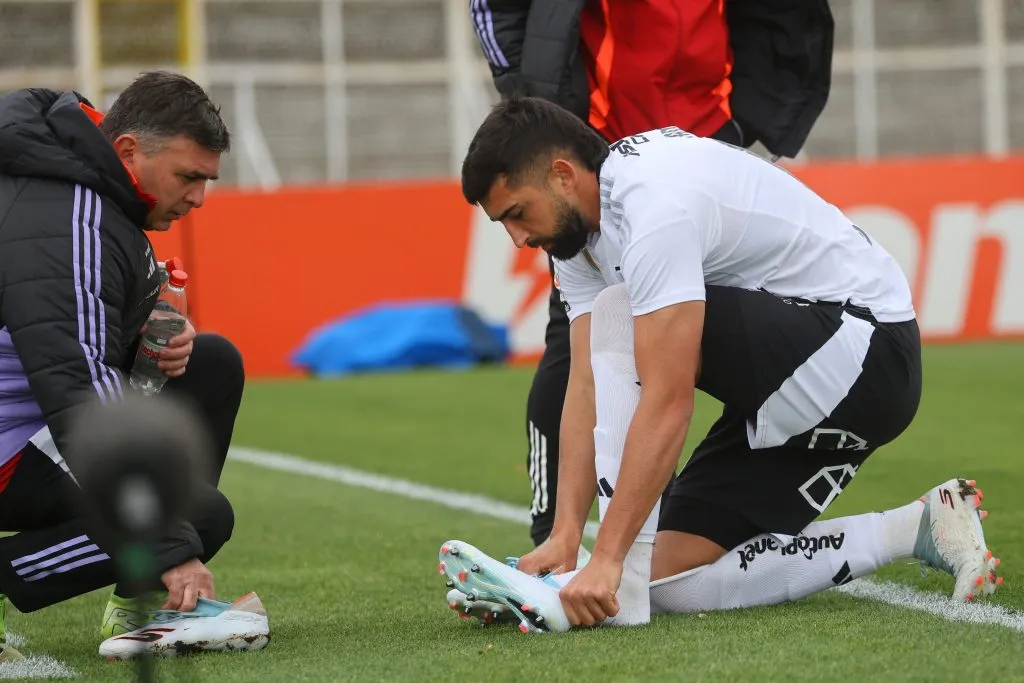 Emiliano Amor recibió su quinta amarilla ante Palestino y quedó suspendido para el Superclásico.
