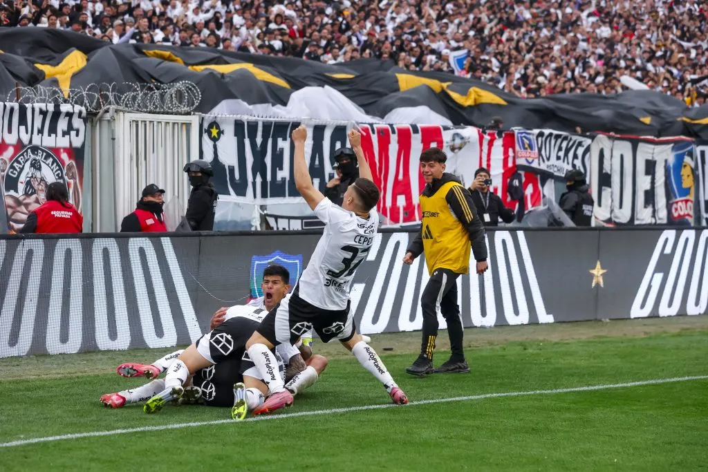 Jugadores de Colo Colo celebrando el Superclásico. (Foto: Photosport)