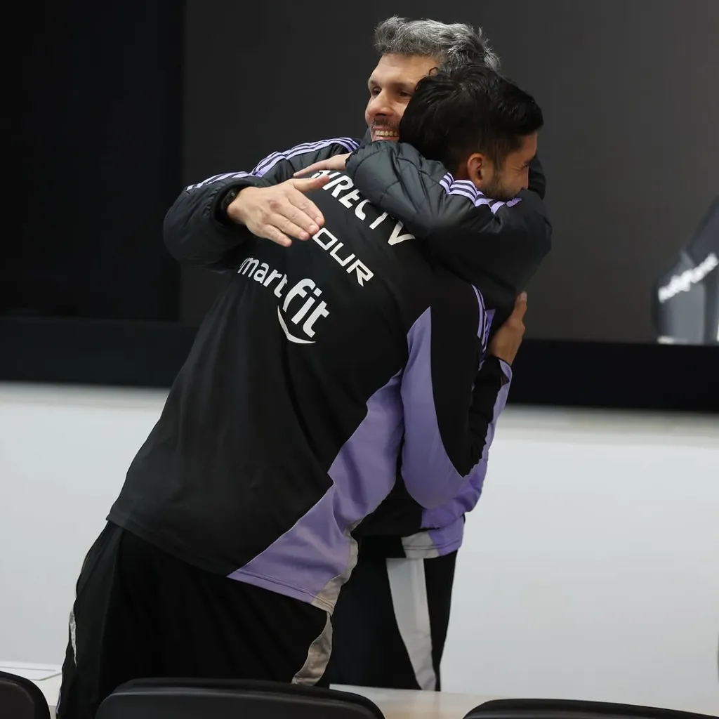El abrazo entre Fernando Ortiz y Emiliano Amor en Colo Colo.