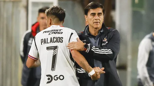 Gustavo Quinteros defiende con todo a Carlos Palacios de fuertes críticas en Argentina.