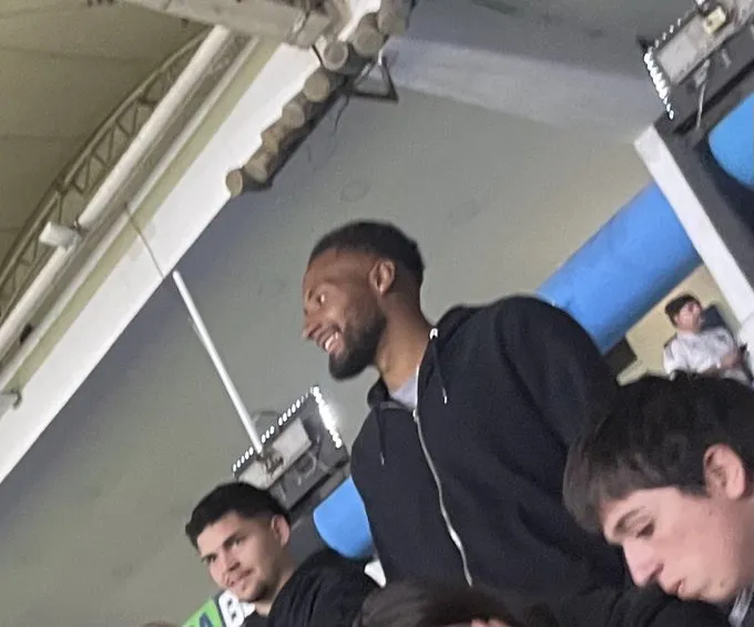 Lawrence Vigouroux en el Estadio Monumental viendo a Colo Colo