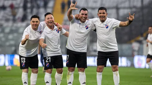 Video: Miguel Riffo pone en ventaja a Colo Colo en el partido de leyendas