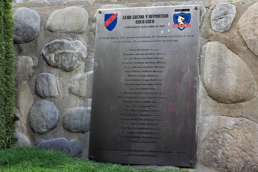 La nueva placa en honor a David Arellano en el Estadio Monumental. Imagen: CSD Colo Colo.