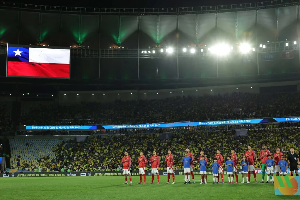 Jugadores en la entonación del himno nacional. (Foto: Photosport)