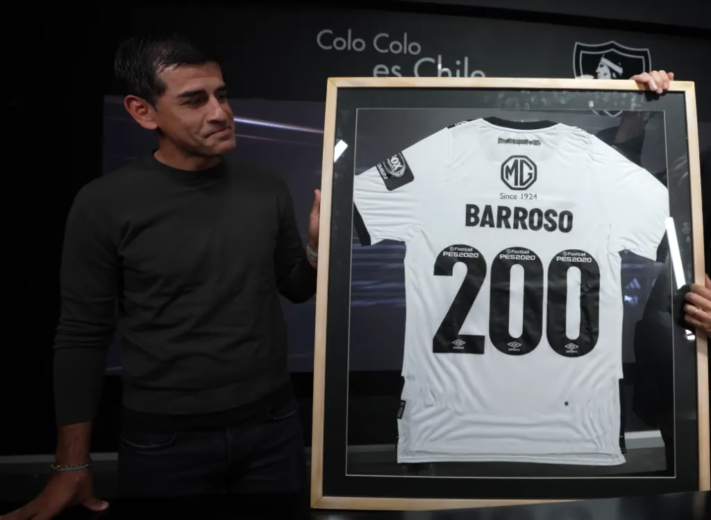 Julio Barroso recibe reconocimiento por parte de Colo Colo.