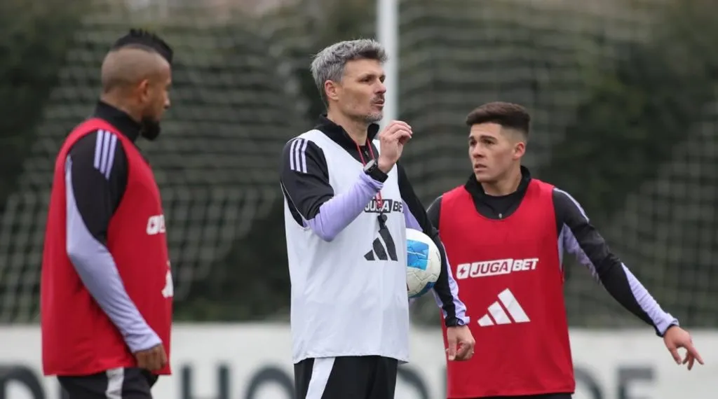 Fernando Ortiz debe armar su primer once en Colo Colo.