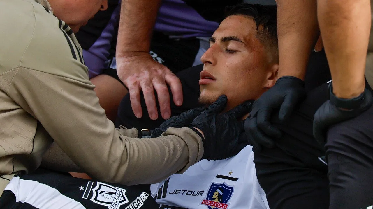 Jonathan Villagra quedó afectado tras recibir golpe de Mauricio Isla. Imagen: Andres Pina/Photosport