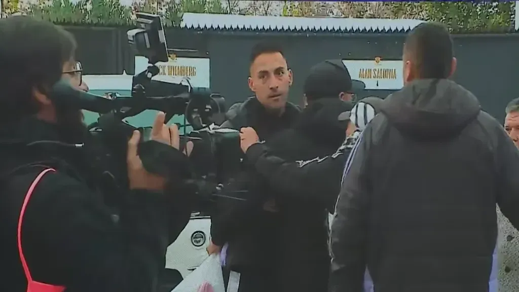 Javier Correa protagonizó un fuerte altercado con un hincha de la U que estaba en la zona de estacionamientos del Estadio Monumental. 