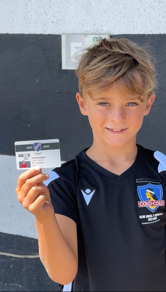 Mattia Seuret con su credencial de socio del CSD Colo Colo.