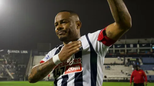 Wilmer Aguirre con la camiseta de Alianza Lima.