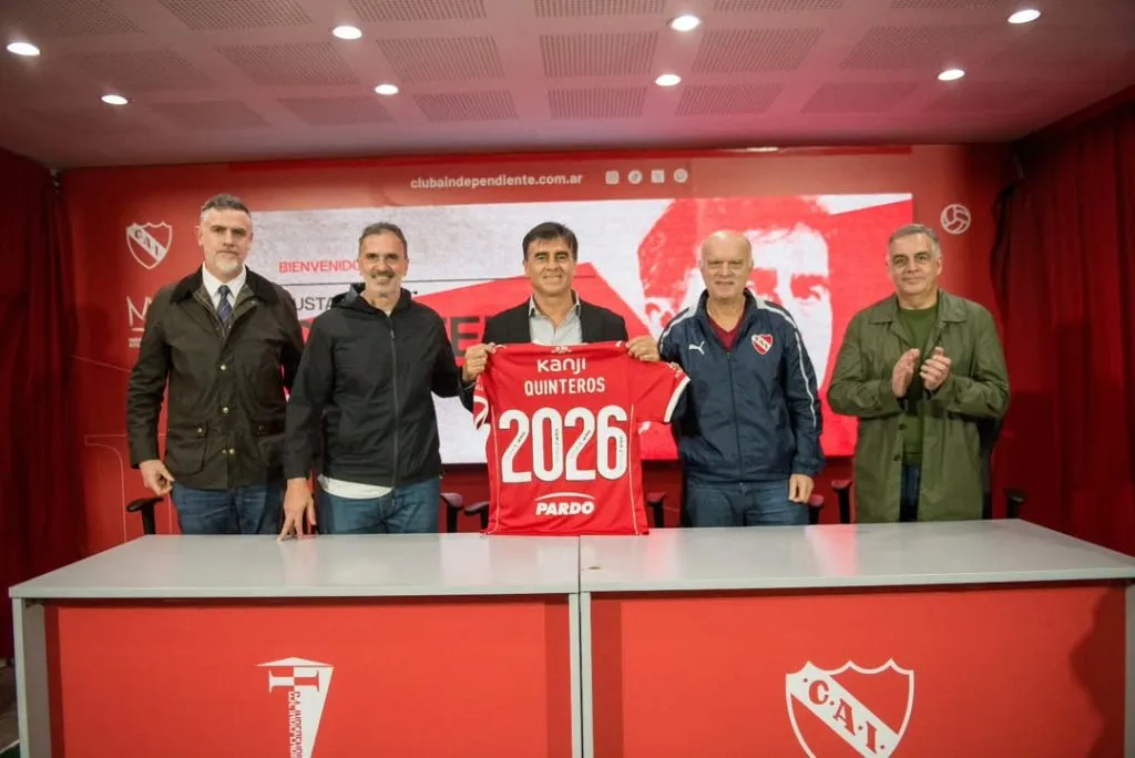 Gustavo Quinteros siendo presentado en Independiente de Argentina. Imagen: Instagram Independiente