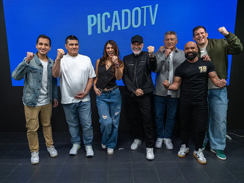 Parte del equipo de PicadoTV Chile, liderado por Claudio Borghi.