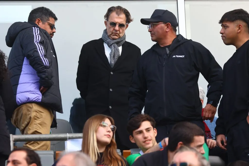 Edison Marchant (CSD Colo Colo) y Aníbal Mosa, en un partido de Colo Colo