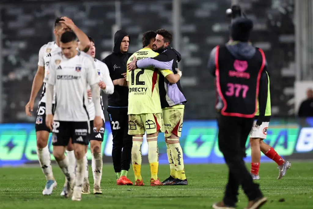 Fernando De Paul abrazando al debutante Eduardo Villanueva | Foto: Photosport
