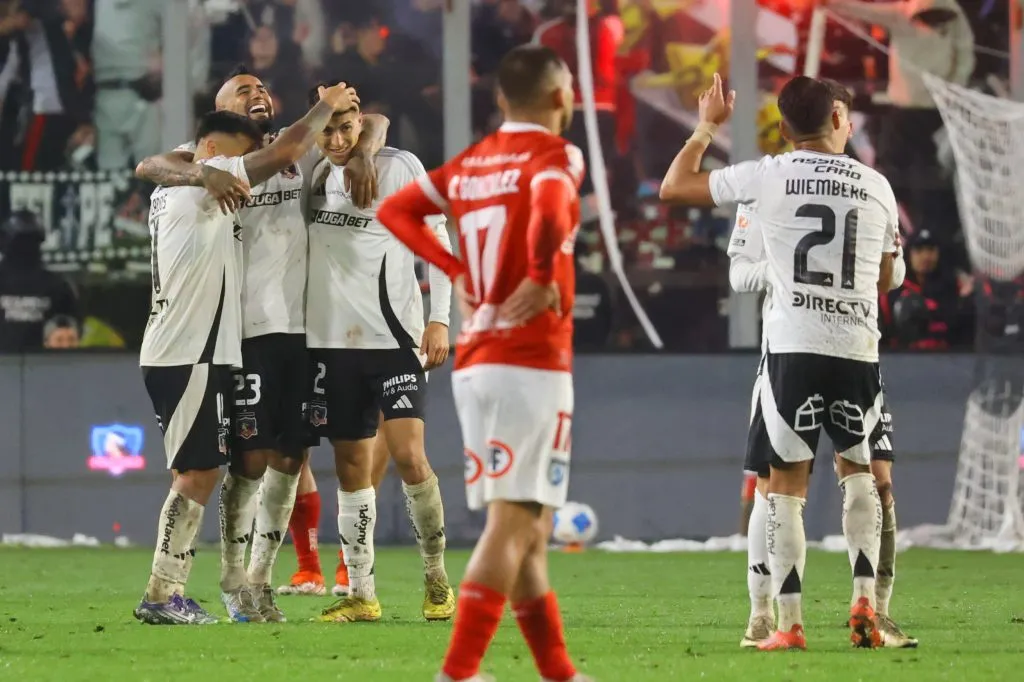 Arturo Vidal celebrando el triunfo de Colo Colo. (Foto: Photosport)