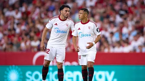 Suazo y Alexis se llevan inusuales regalos tras el triunfo del Sevilla.