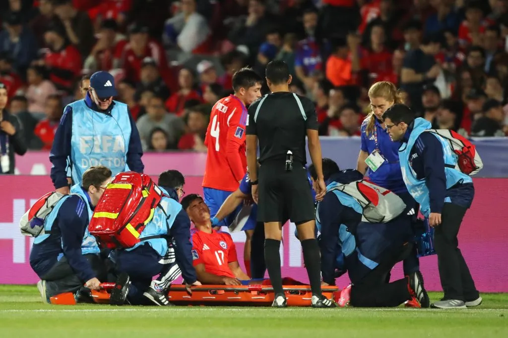 Emiliano Ramos se retiro lesionado del Chile vs Japón por el Mundial Sub 20. Imagen: Jonnathan Oyarzun/Photosport