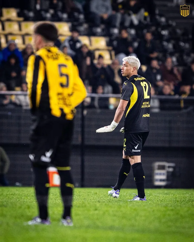 Brayan Cortés en el arco de Peñarol. (Foto: @OficialCAP)