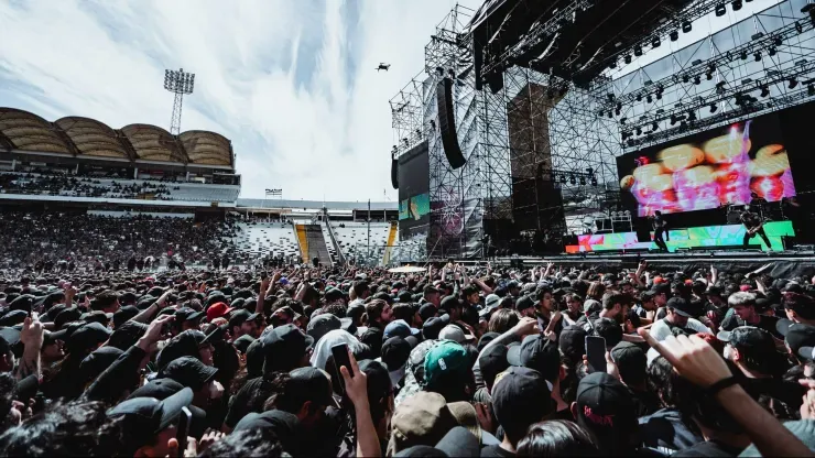 La Ruca de Macul se prepara para un importante show de rap. Imagen: Guille Salazar.