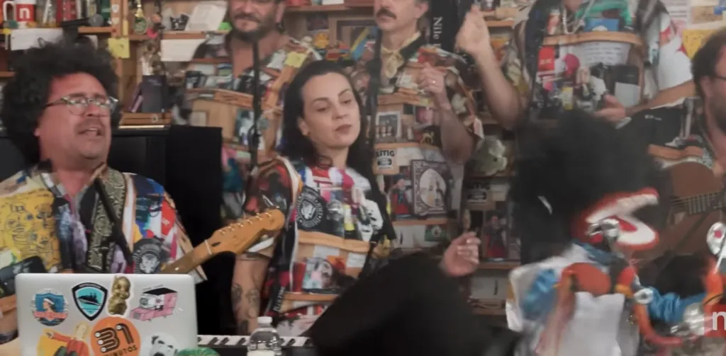 El sticker de Colo Colo en el computador de Ilabaca en el Tiny Desk de 31 Minutos.