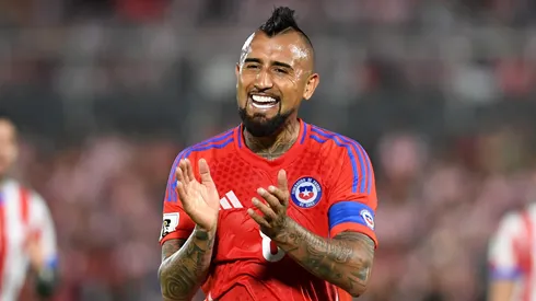 Arturo Vidal repasa a Nicolás Córdova y le baja el pulgar a Manuel Pellegrini en la Roja.
