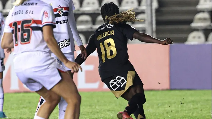 Mary Valencia es pura felicidad en Colo Colo, pero también pone los pies en la tierra para buscar los cuartos de final.
