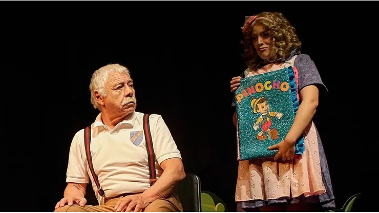 Carlos Caszely es protagonista de una hermosa obra de teatro.