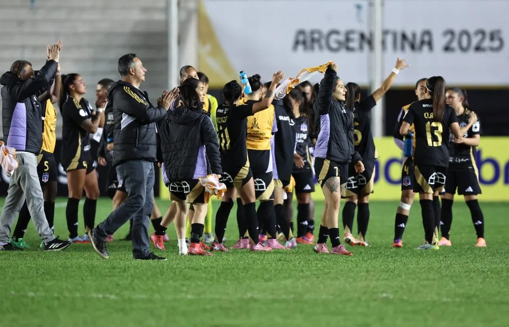 Aníbal Mosa junto a las jugadoras de Colo Colo en la Copa Libertadores femenina. (Foto: Staff Images Woman / CONMEBOL)