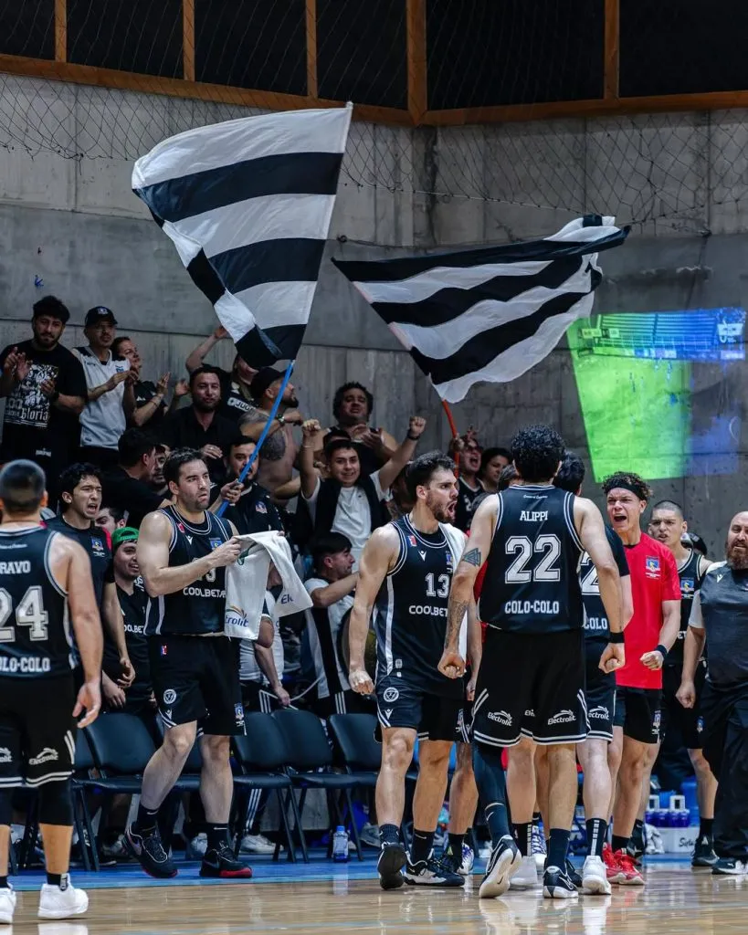 El duelo de Colo Colo en la Liga Nacional de Básquetbol contó con una pantalla para seguir el encuentro de la Copa Libertadores Femenina. Foto: CSD Colo Colo Instagram.