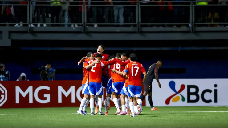Prensa española reacciona al partido de Suazo con la Roja.