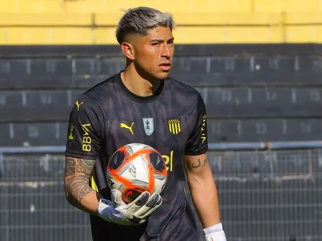 Juega en Colo Colo, es hincha de Peñarol y elogia a Brayan Cortés