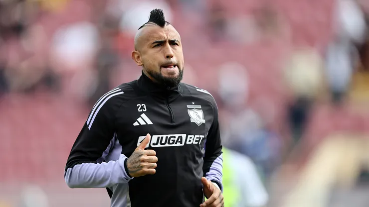 Arturo Vidal tiene nuevas funciones con Fernando Ortiz en Colo Colo. | Imagen: Photosport.