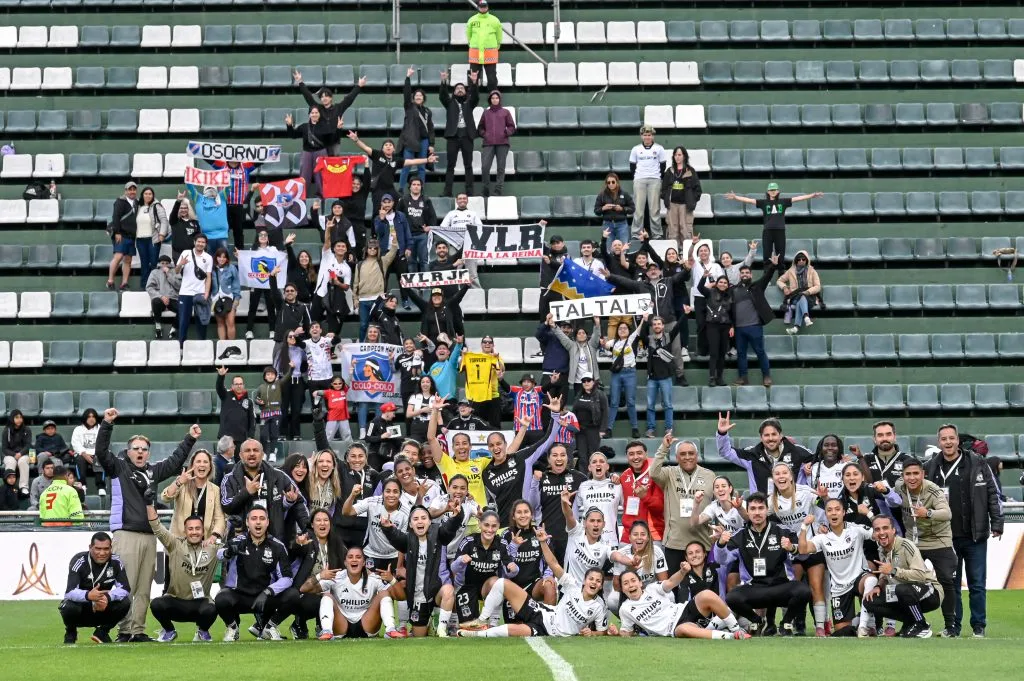 Plantel de Colo Colo femenino con los hinchas en Argentina. (Foto: Staff Images Woman/CONMEBOL)