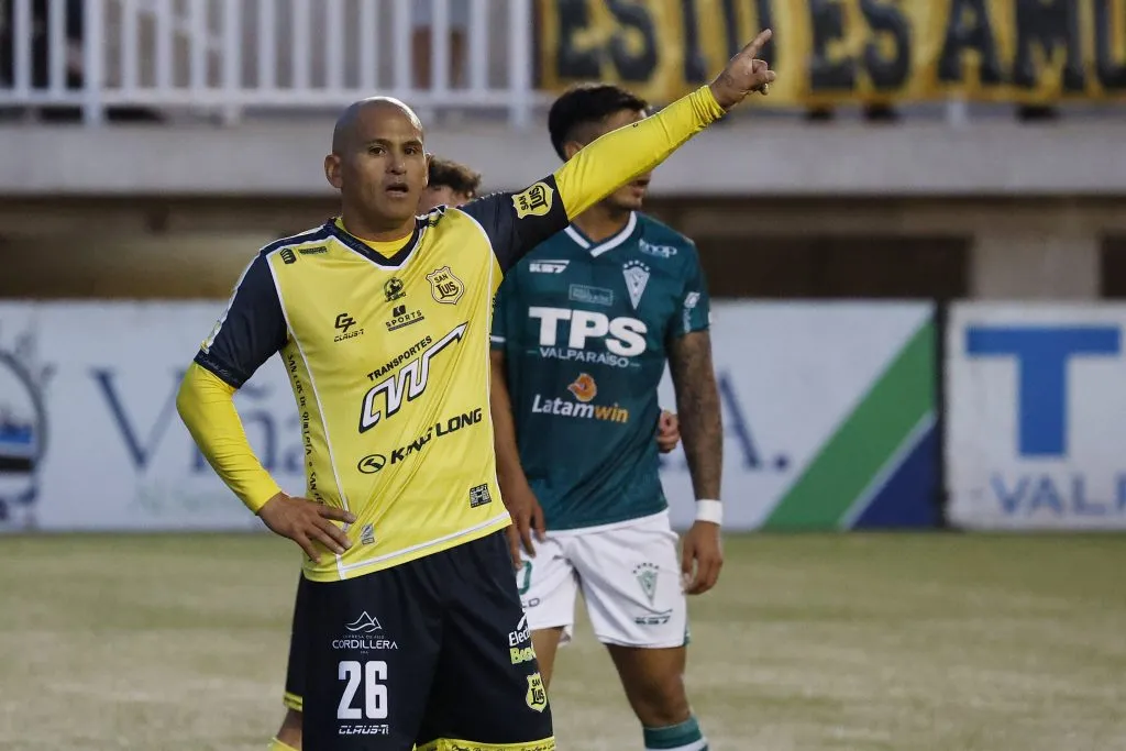 Humberto Suazo en el partido frente a Santiago Wanderers. (Foto: Photosport)