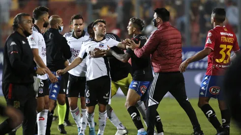 Acusan que hinchas habrían agredido a exfutbolista de Colo Colo.