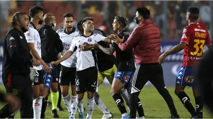 Acusan que hinchas habrían agredido a exfutbolista de Colo Colo.