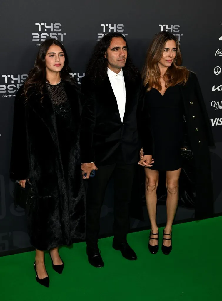 Juan Pablo Sorín (al medio) forma parte del panel de la FIFA contra el racismo, y visitó el Estadio Monumental para conversar sobre el caso de Manley Clerveaux. Foto: Kate Green/Getty Images.