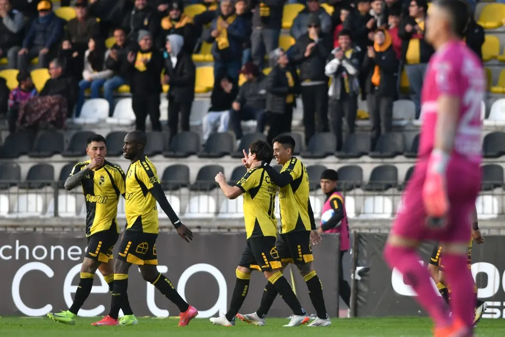 Juan Cornejo con sus compañeros de Coquimbo. (Foto: Photosport)