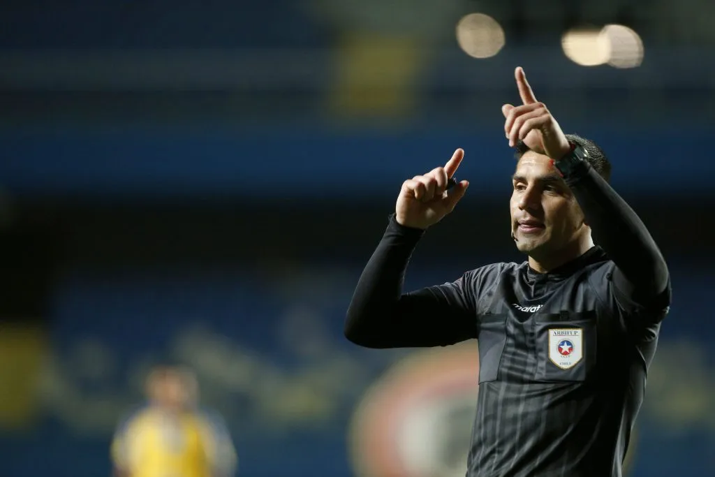 Mathias Riquelme el árbitro para el domingo. (Foto: Photosport)