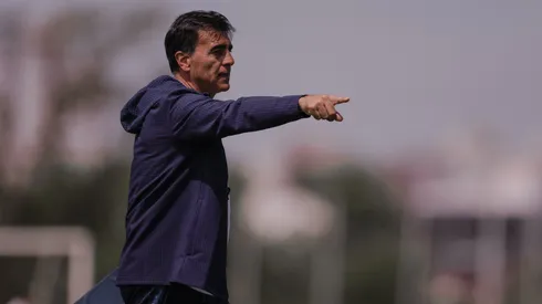 Tras rechazar a Colo Colo: El complicado momento de Gustavo Quinteros en Independiente.