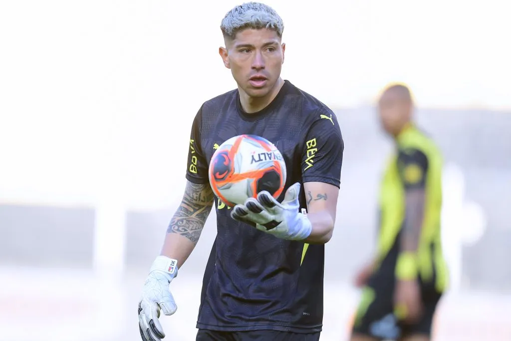 Brayan Cortés en el arco de Peñarol. (Foto: Photosport)