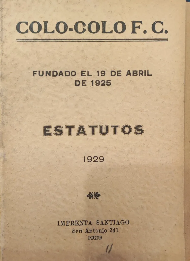 Portada de los Estatutos de Colo Colo. 