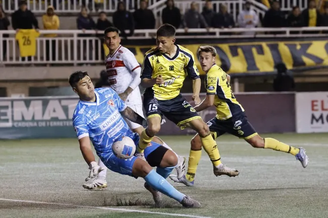 Julio Fierro tuvo otra gran actuación en Deportes Copiapó, esta vez ante San Luis de Quillota, por la fecha 29 de la Liga de Ascenso. Foto: Raul Zamora/Photosport