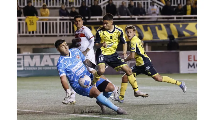 Julio Fierro, formado en Colo Colo, otra vez demuestra por qué está a un gran nivel en la Liga de Ascenso.