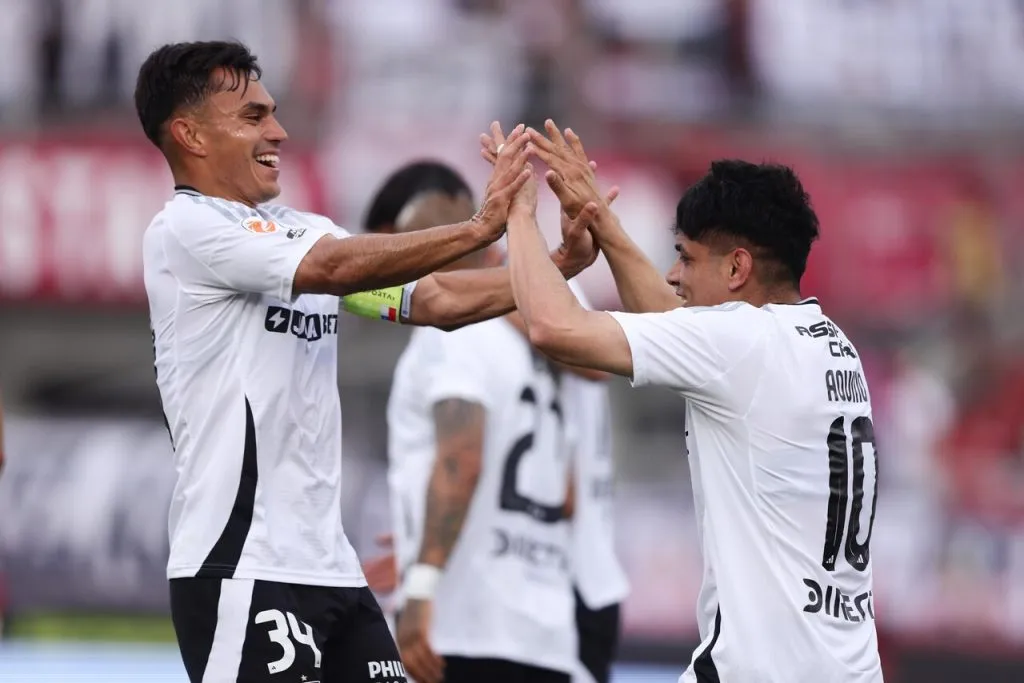Vicente Pizarro y Claudio Aquino celebrando el primer gol de Colo Colo. Imagen: Photosport