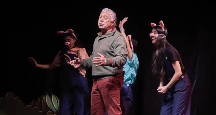 Carlos Caszely protagonizó “Carlos Caszely en el país de los cuentos”, obra infantil en el Teatro Bellavista. Foto: Instagram/lacosmoteatro